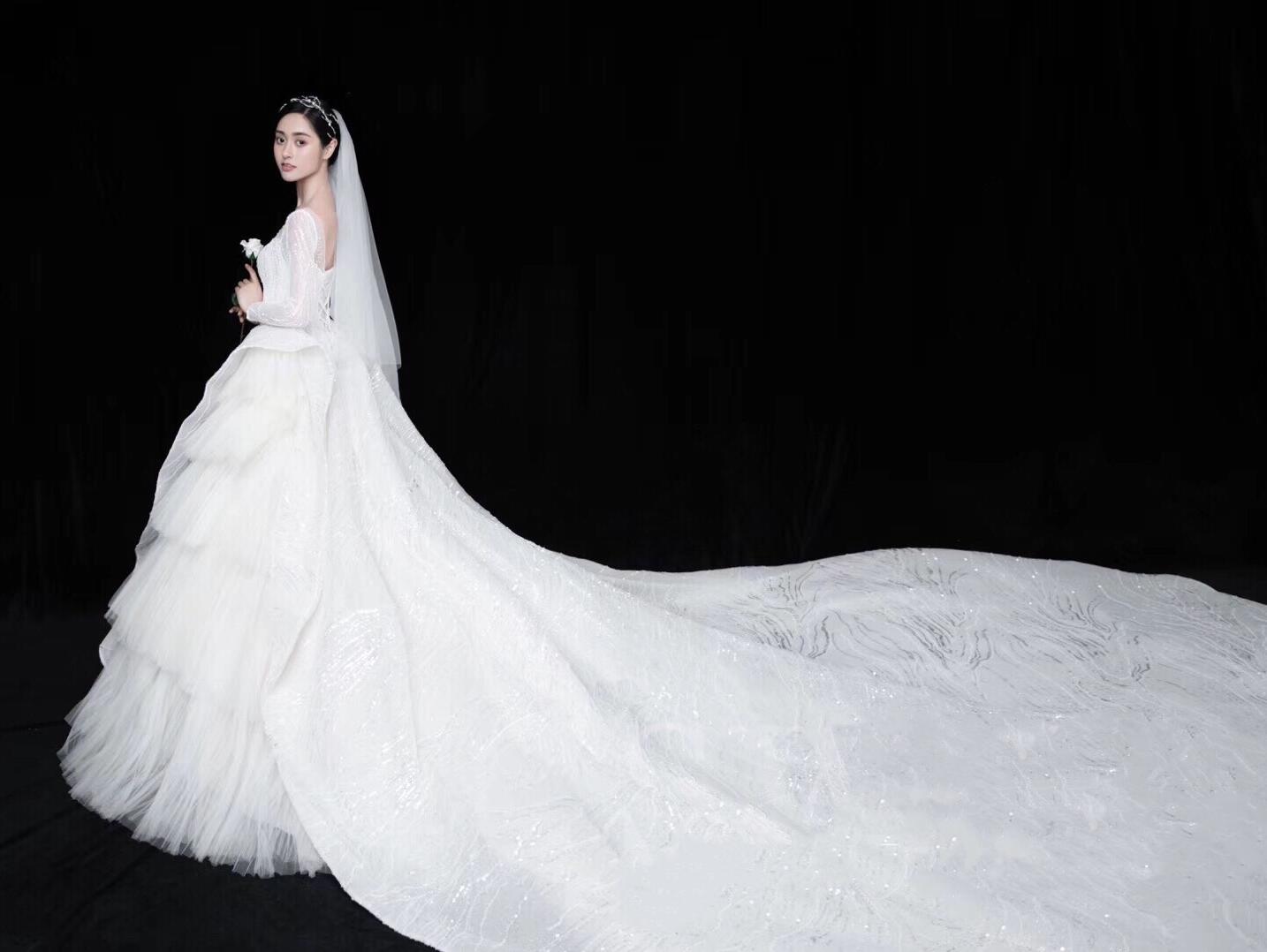 【木槿婚纱一站式套餐】人气爆款四件套+总监档跟妆