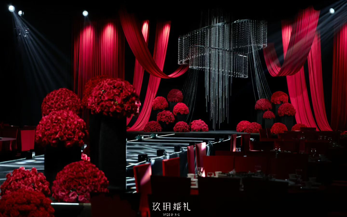 红与黑碰撞，水晶质感布幔尽显格调