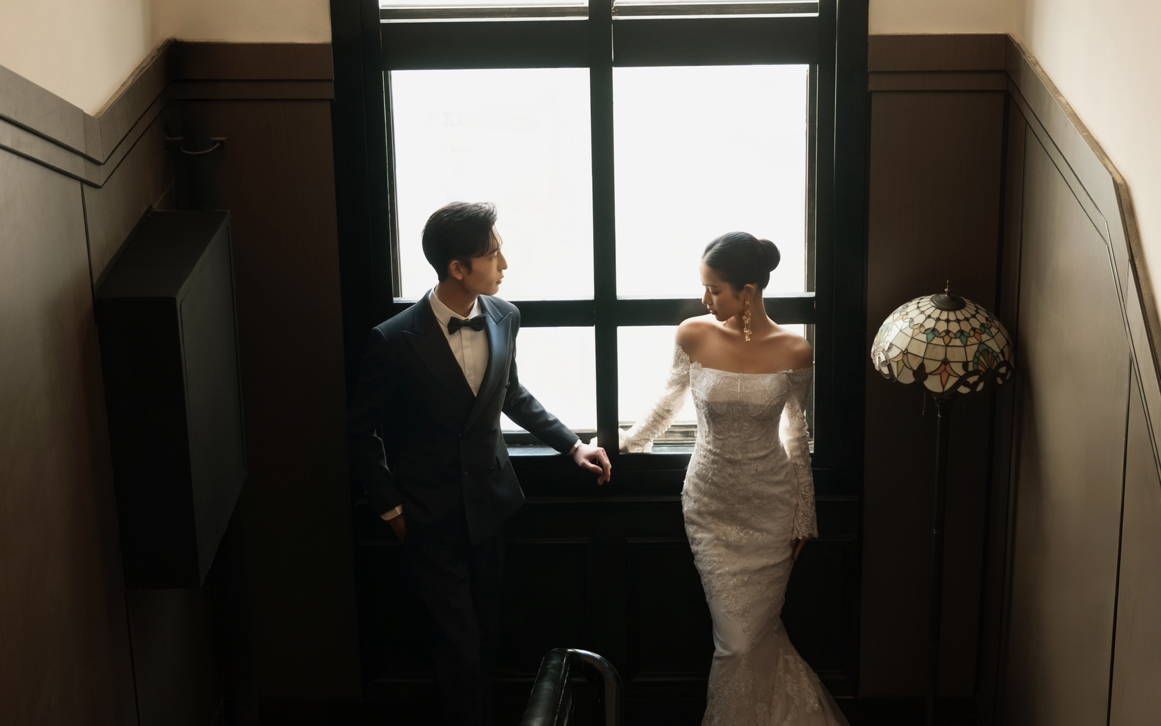 基地万海完全被硬控！沦陷于复古婚纱照的满分审美