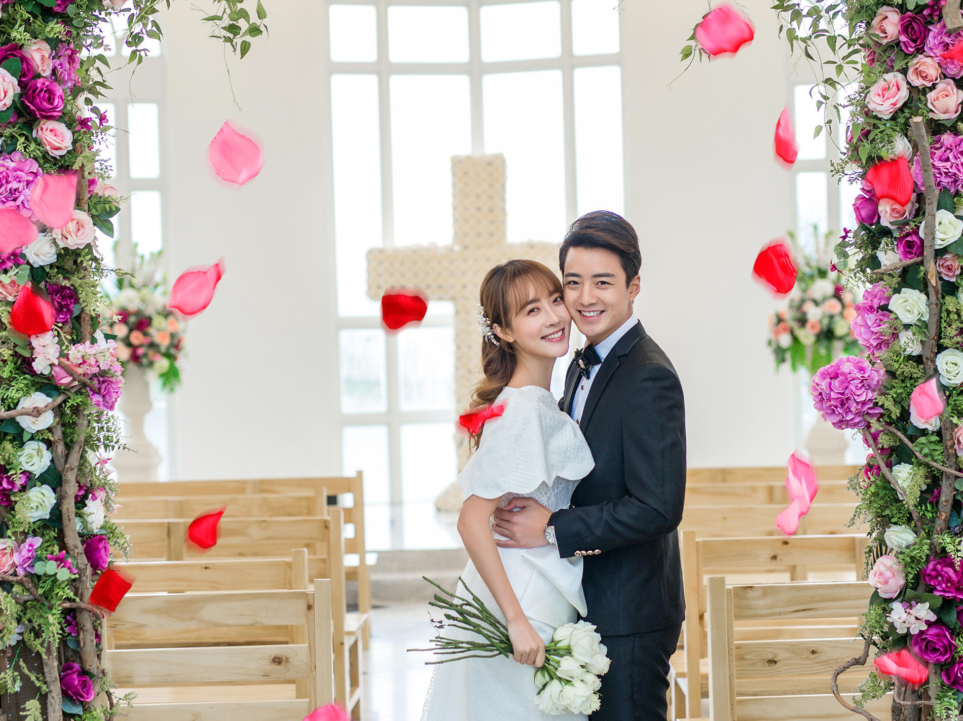 出门齐地纱或中式秀禾服+新娘早妆