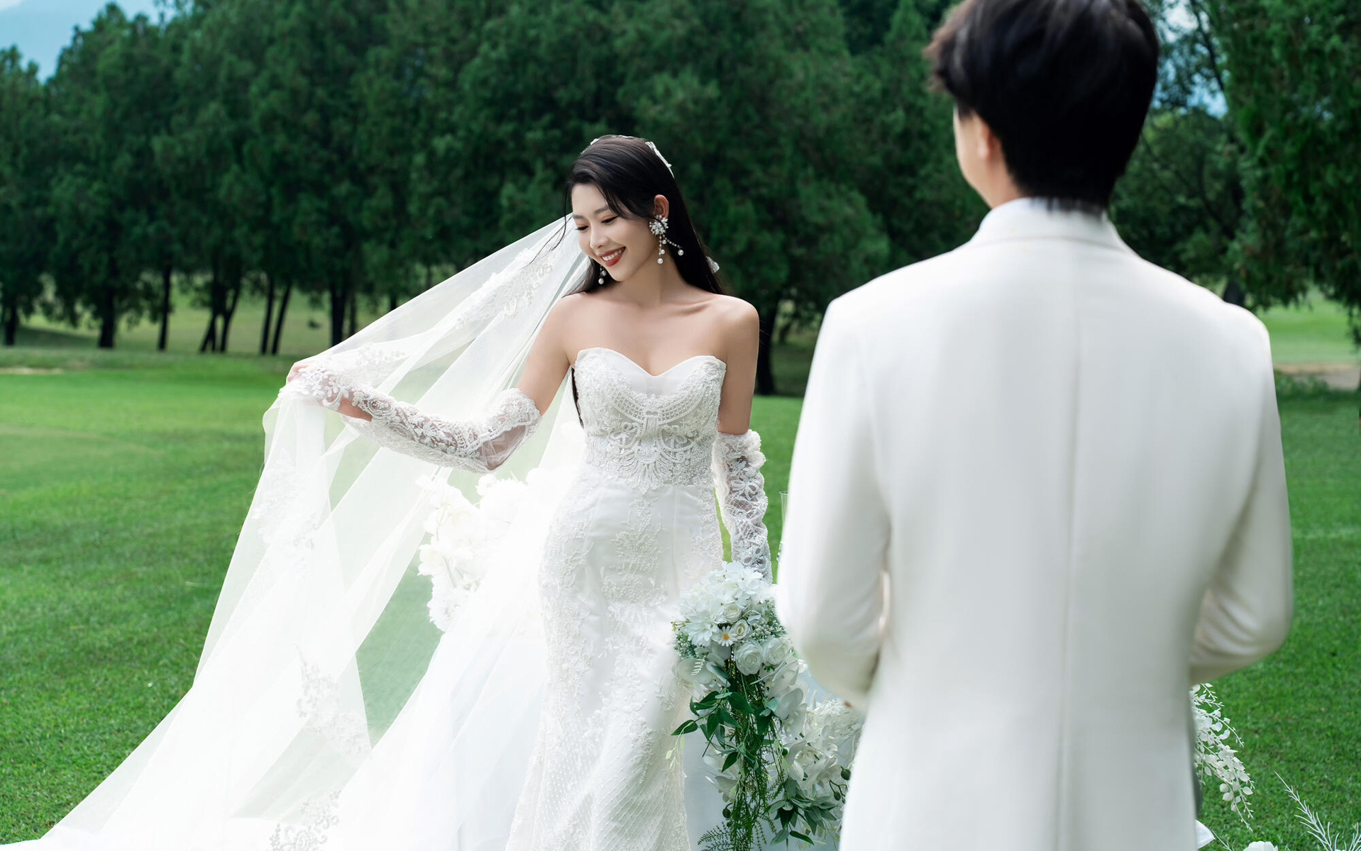 姐妹們！高爾夫草坪婚紗照氛圍感直接拉滿！