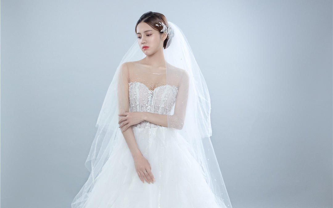 MIA新款 经典大气长拖尾主婚纱