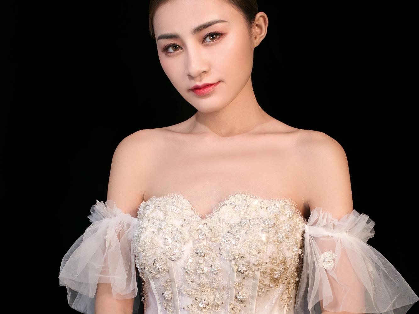 品牌精选婚纱礼服九件套+韩式跟妆完美新娘