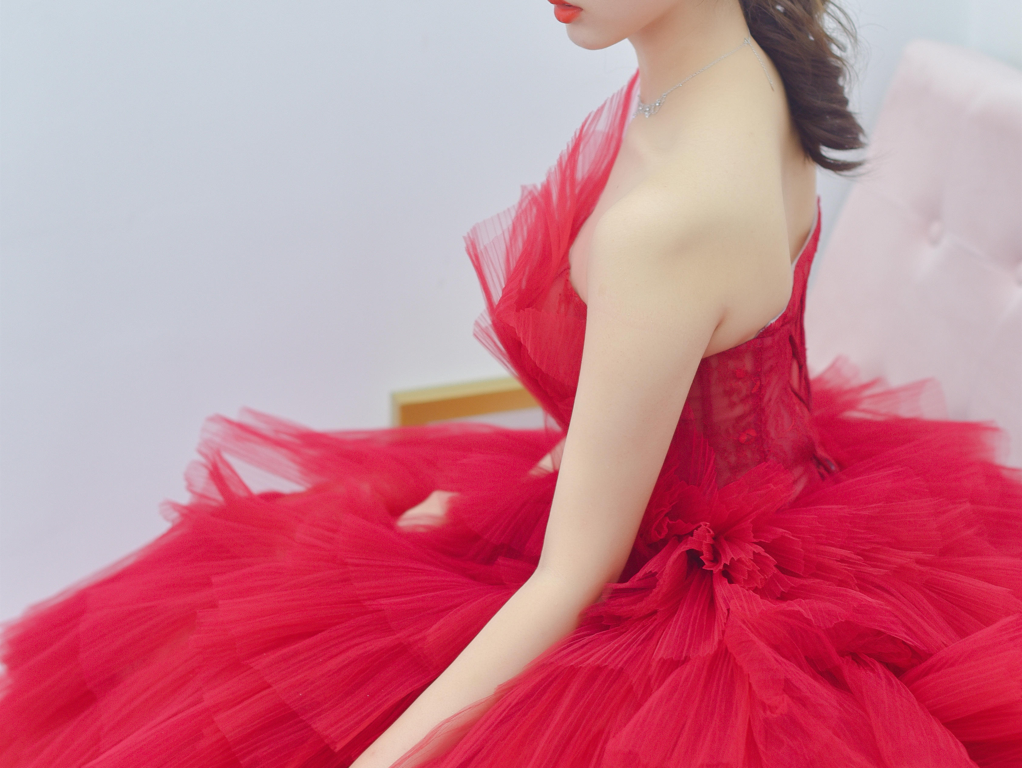 优雅高贵的香槟色像温柔的月光轻轻洒在身上