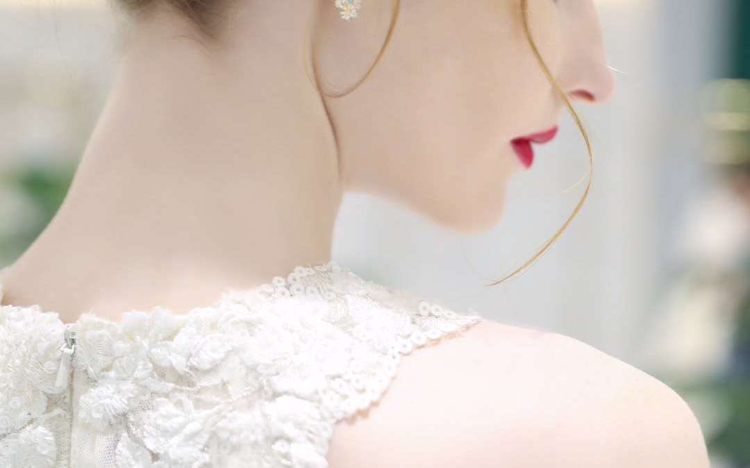 【丽莎皇宫】v领露背新娘简约出门纱