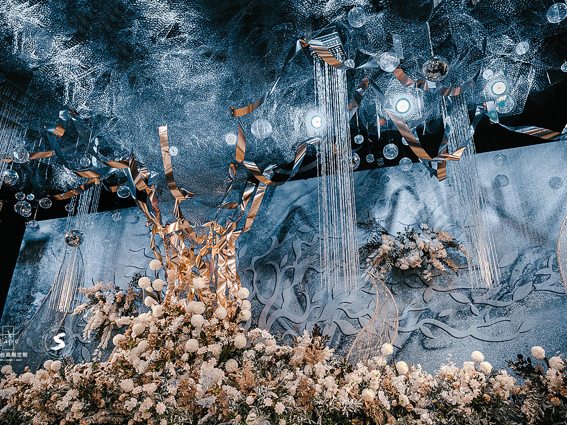 一场神秘又梦幻的蓝色婚礼背后，原来都用了这些元素
