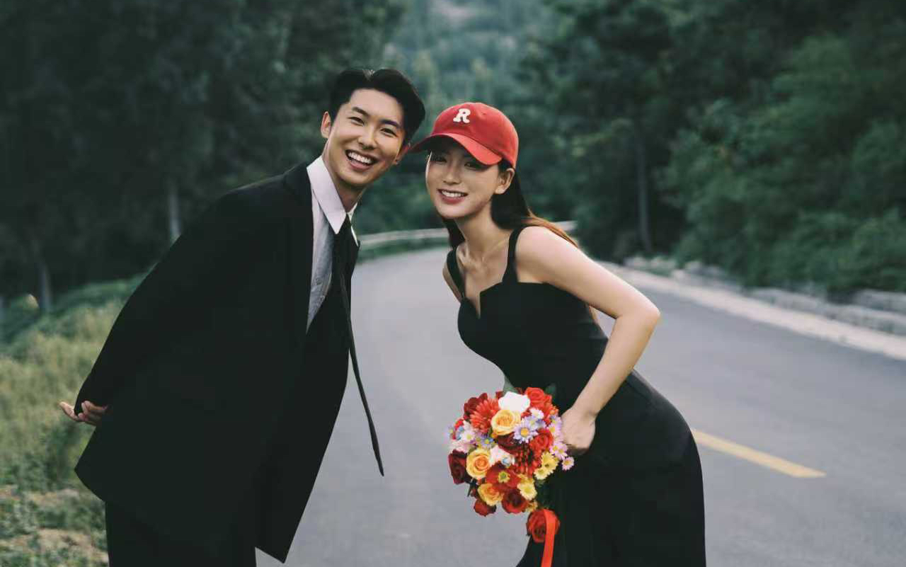 外景公路情侣装婚纱照