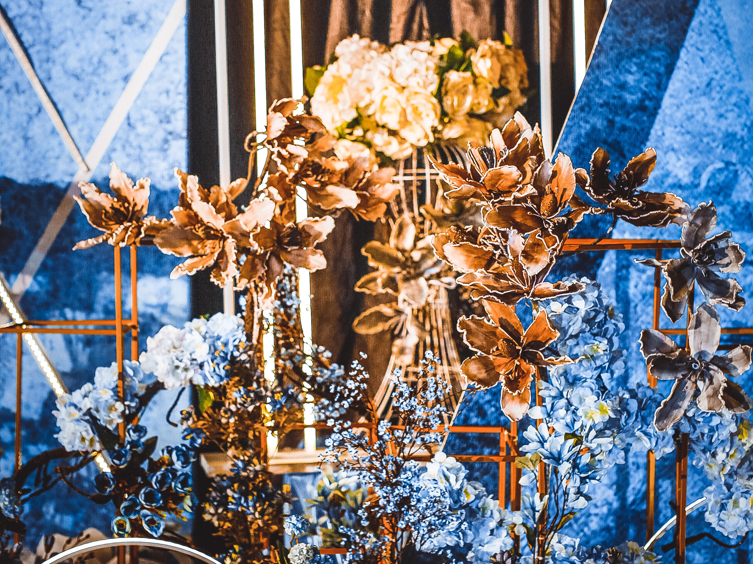 酒店室内蓝色线条婚礼预告