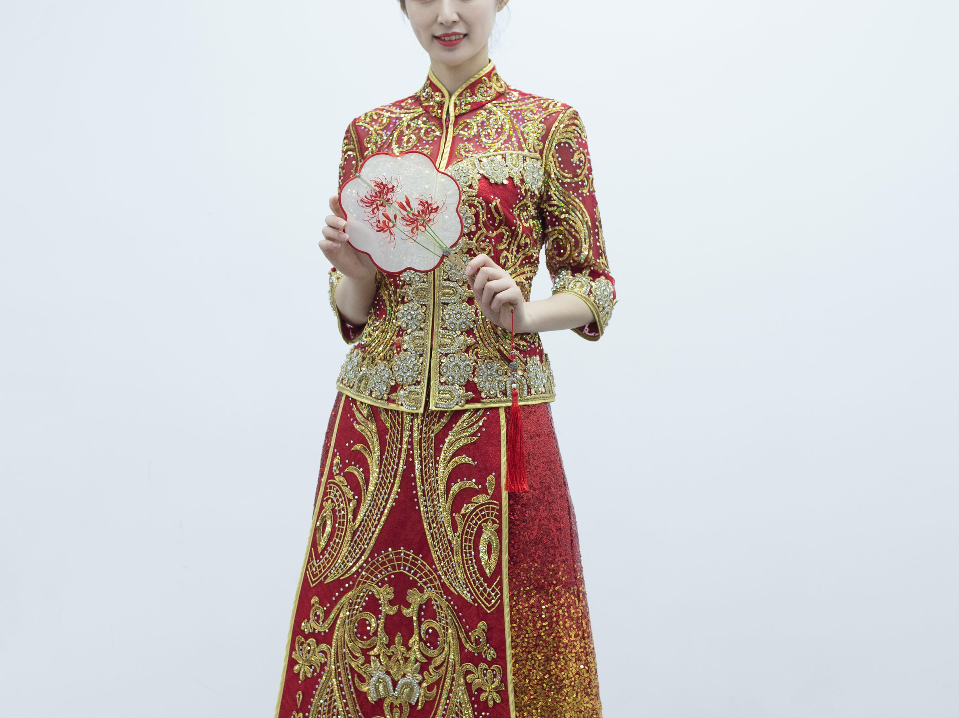 缎面抹胸婚纱，气质感爆棚，谁穿谁优雅的神奇婚纱