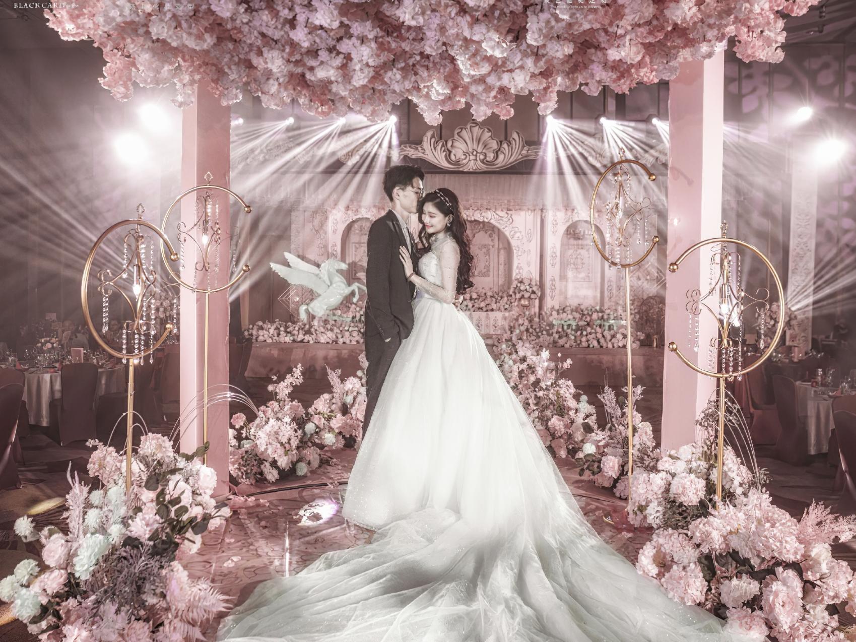 欧式粉色主题婚礼顶部装饰造型