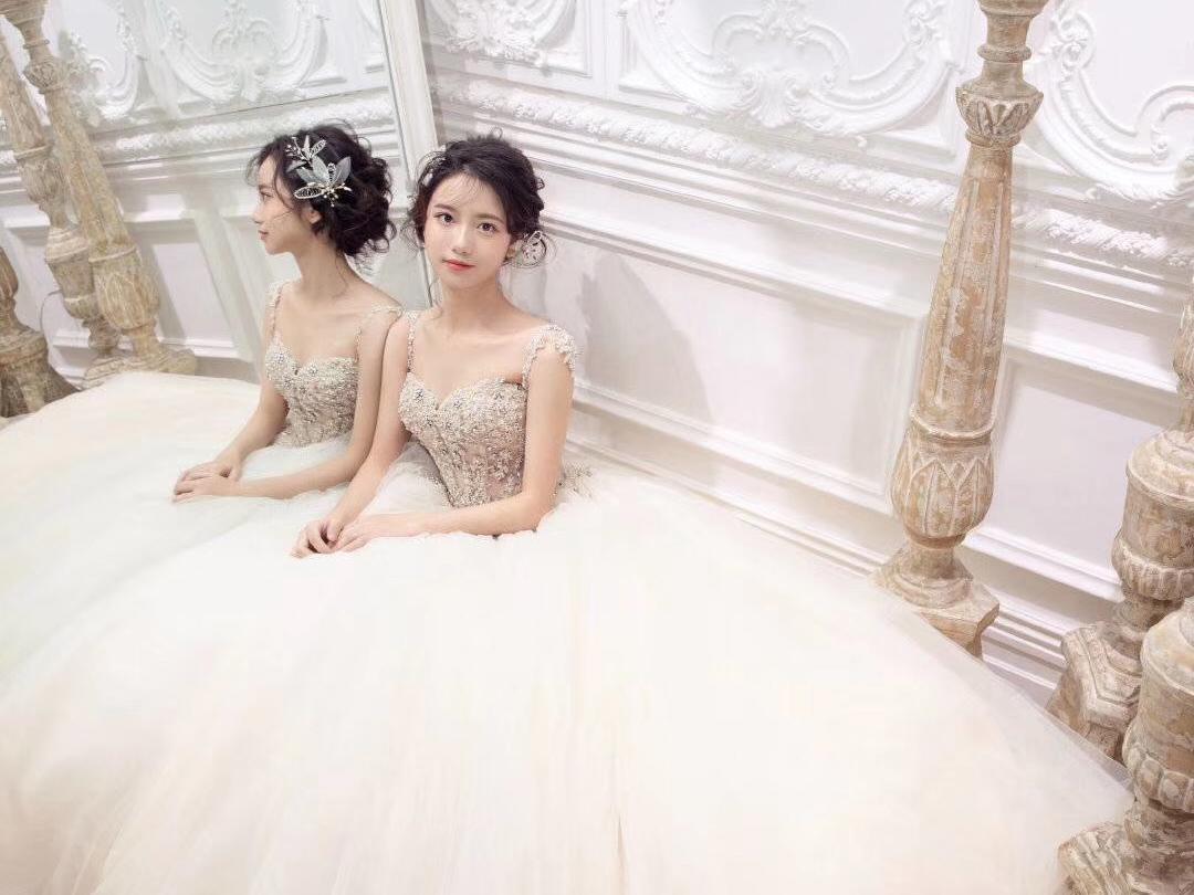 梦幻婚纱4件套+4套伴娘服+总监化妆团队