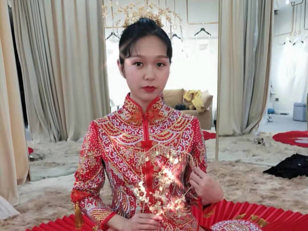            中式秀禾服彩妆造型