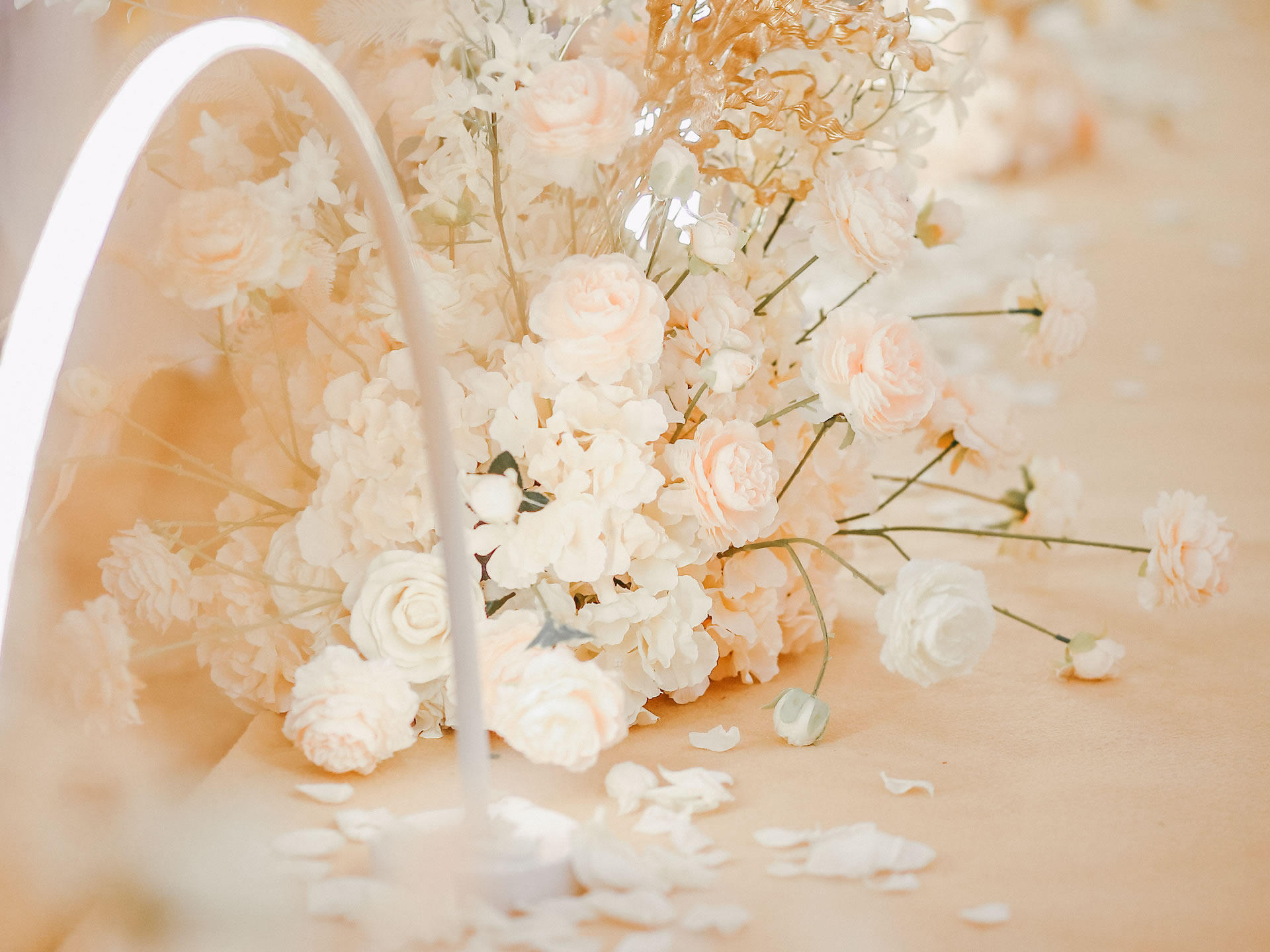 沉浸式个性主题婚礼布置。