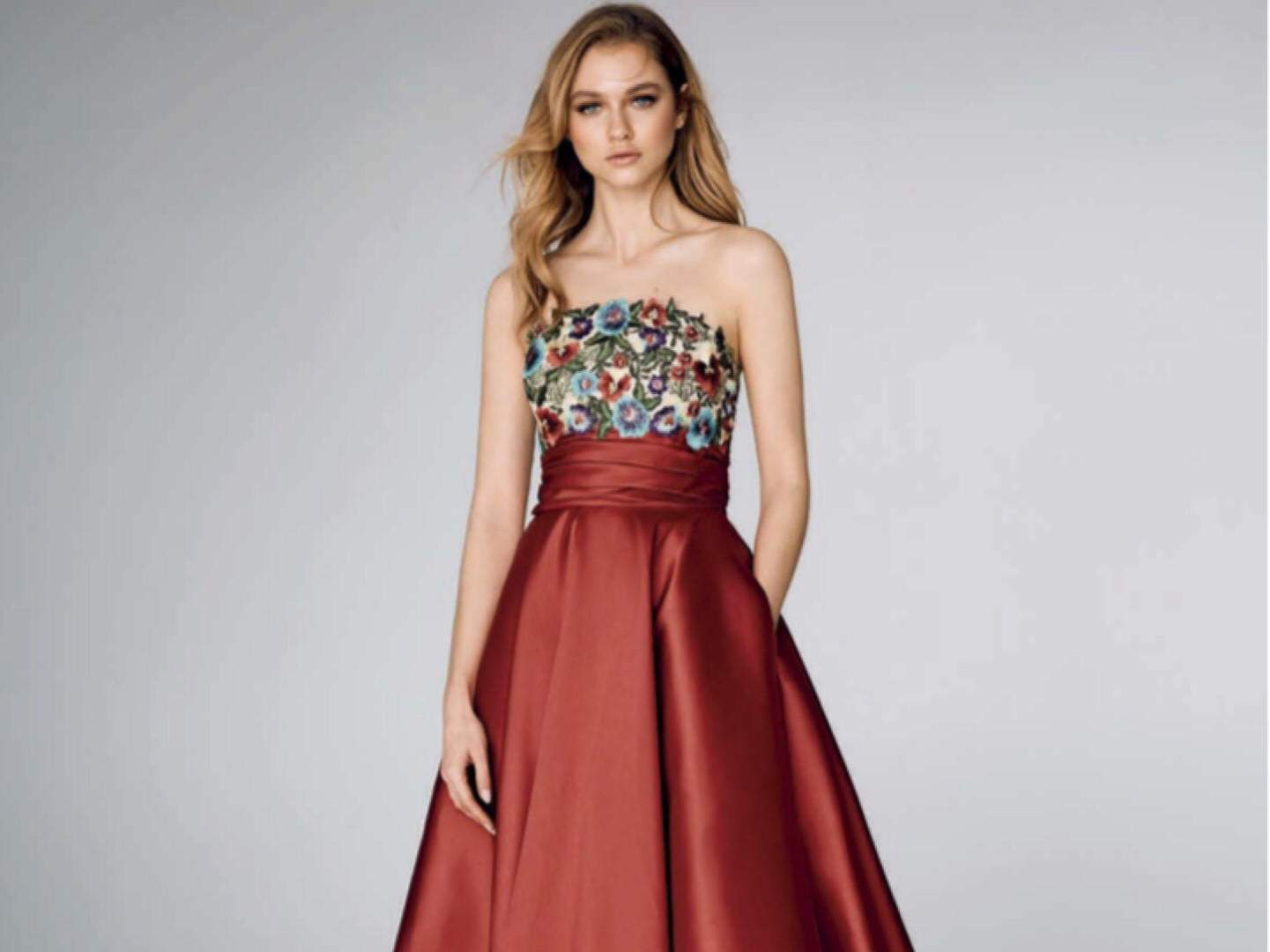 【店内热卖】品牌婚纱礼服+新娘跟妆套系