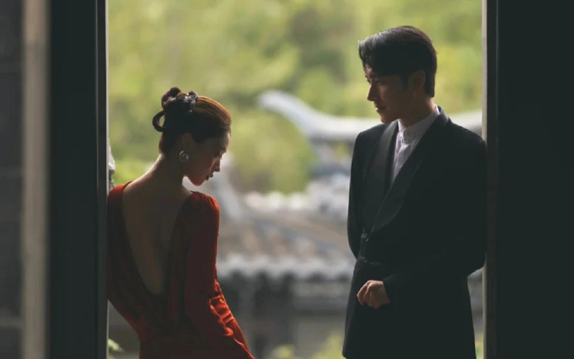 闲逸雅致，一抹绯红映园林｜新中式婚纱照