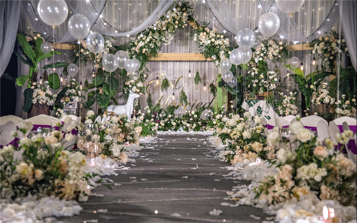 白绿色气球森系礼堂婚礼婚庆布置