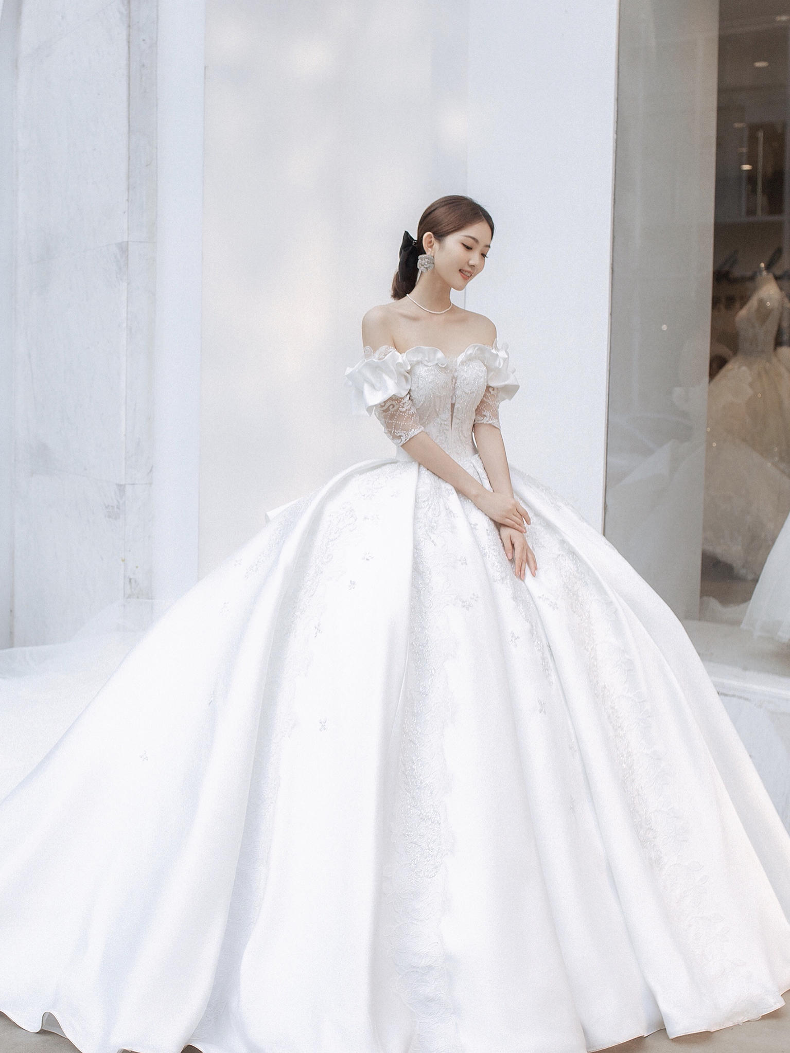 新款时尚甜美荷叶边一字肩公主婚纱礼服租赁套餐