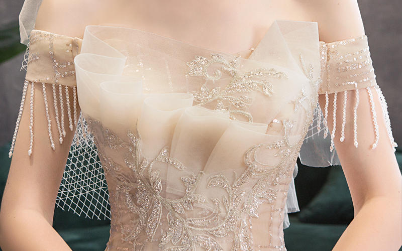 香槟色主婚纱一字肩亮闪星空小个子拖尾租金399