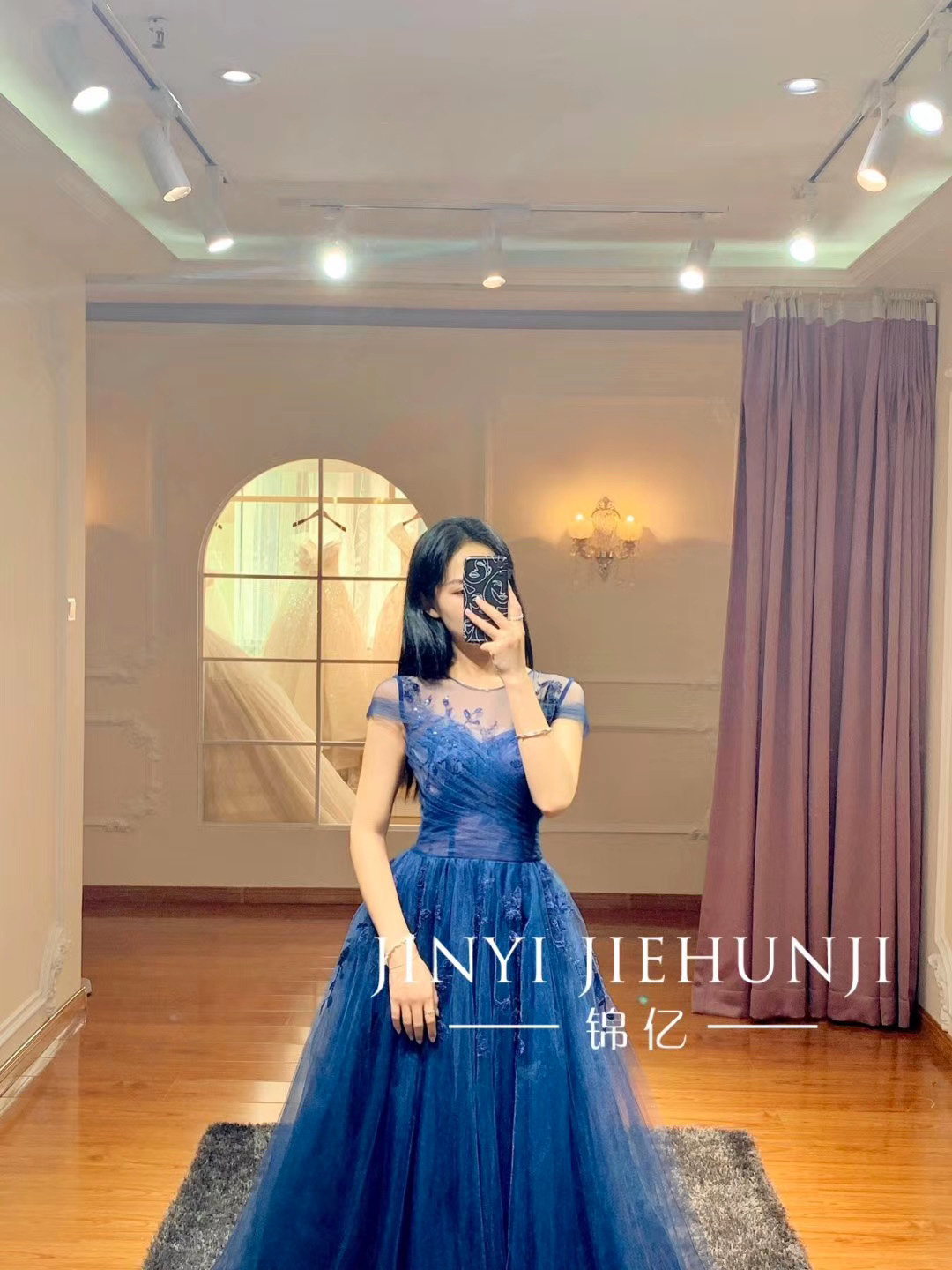 低调奢华带有灰度蓝色治愈礼服