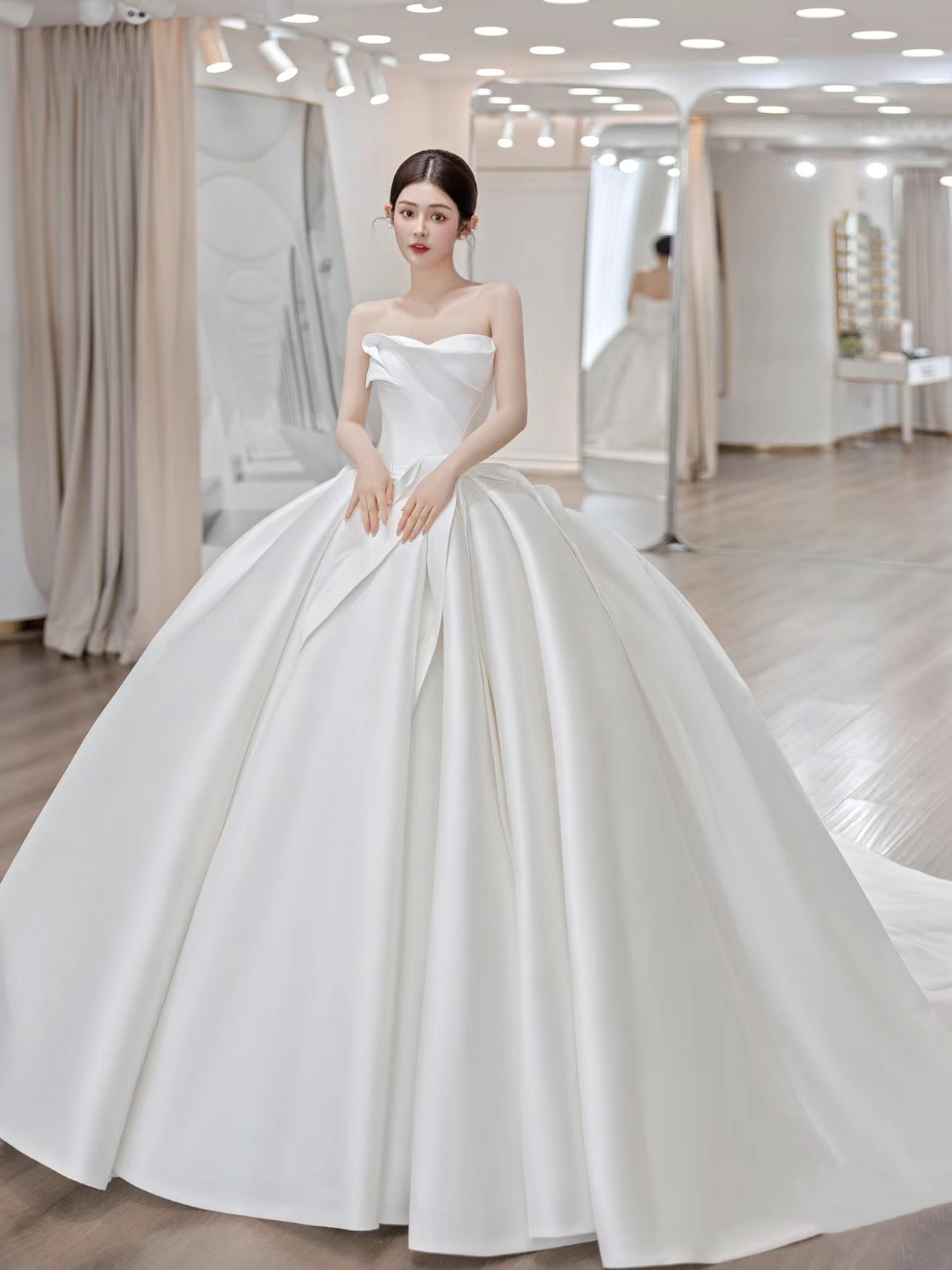 【初见】抹胸缎面重工款