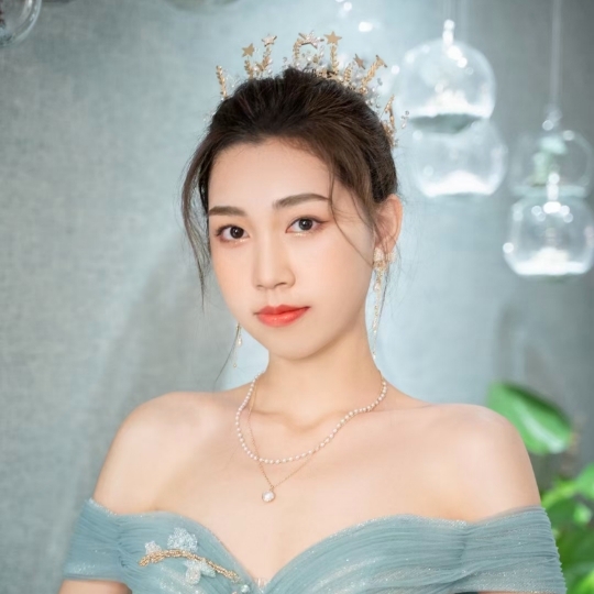 实拍婚礼定妆 一线品牌化妆品 ，超多精美饰品头纱