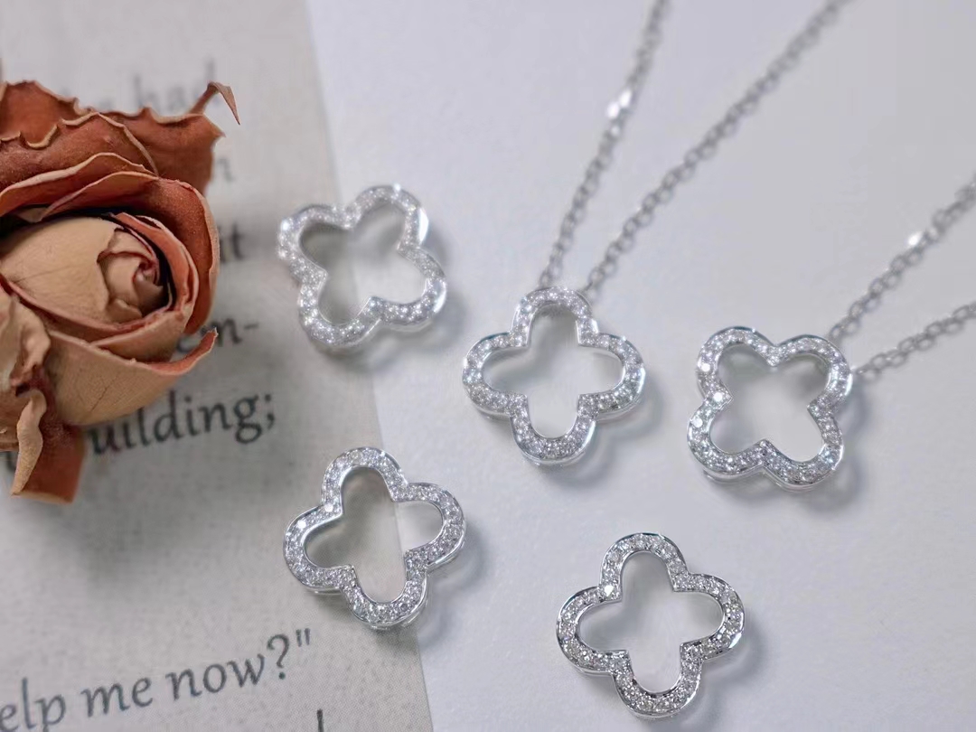 18K金钻石四叶草项链