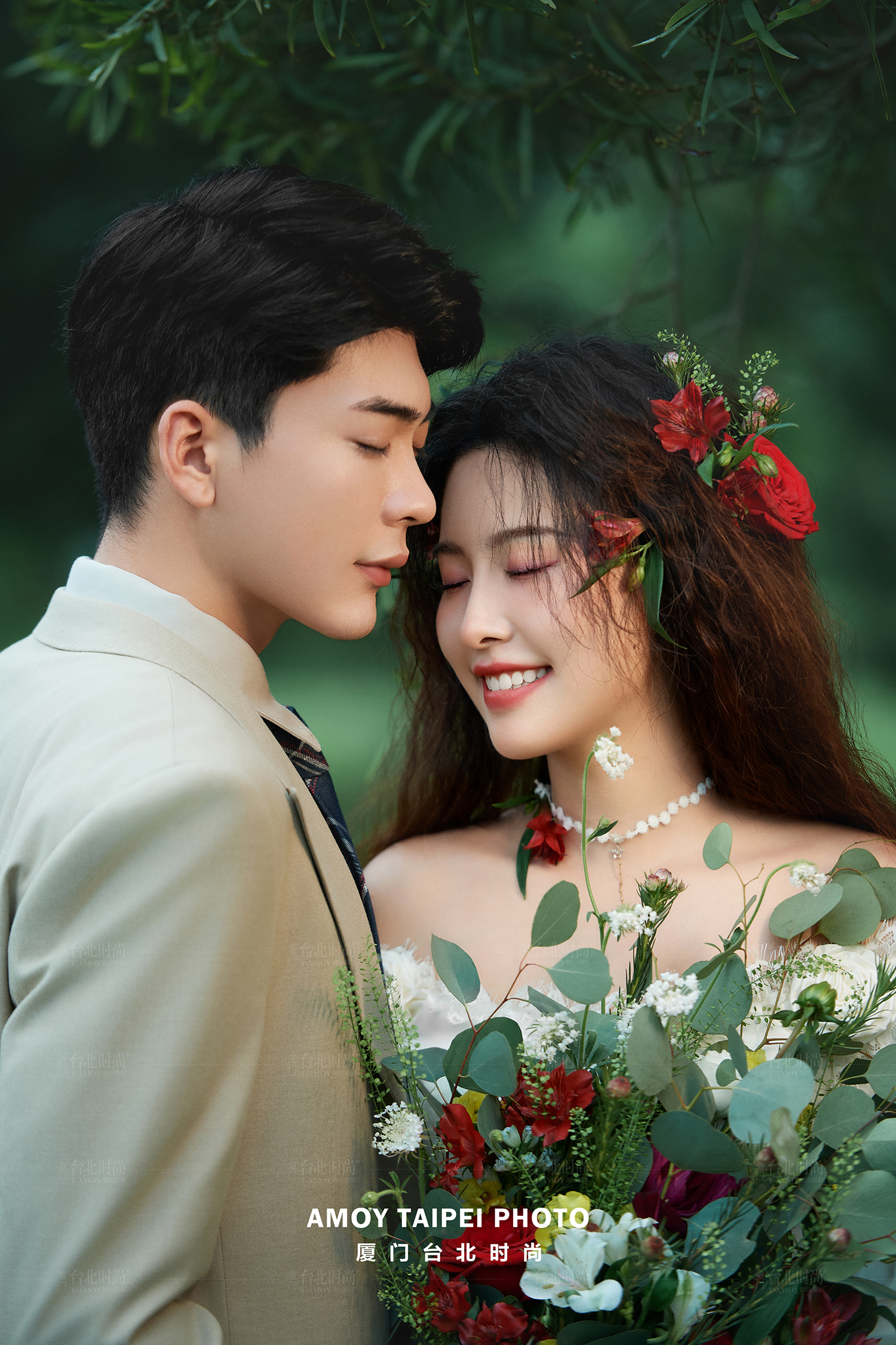 温柔又治愈的森系草坪婚纱照，满是浪漫气息