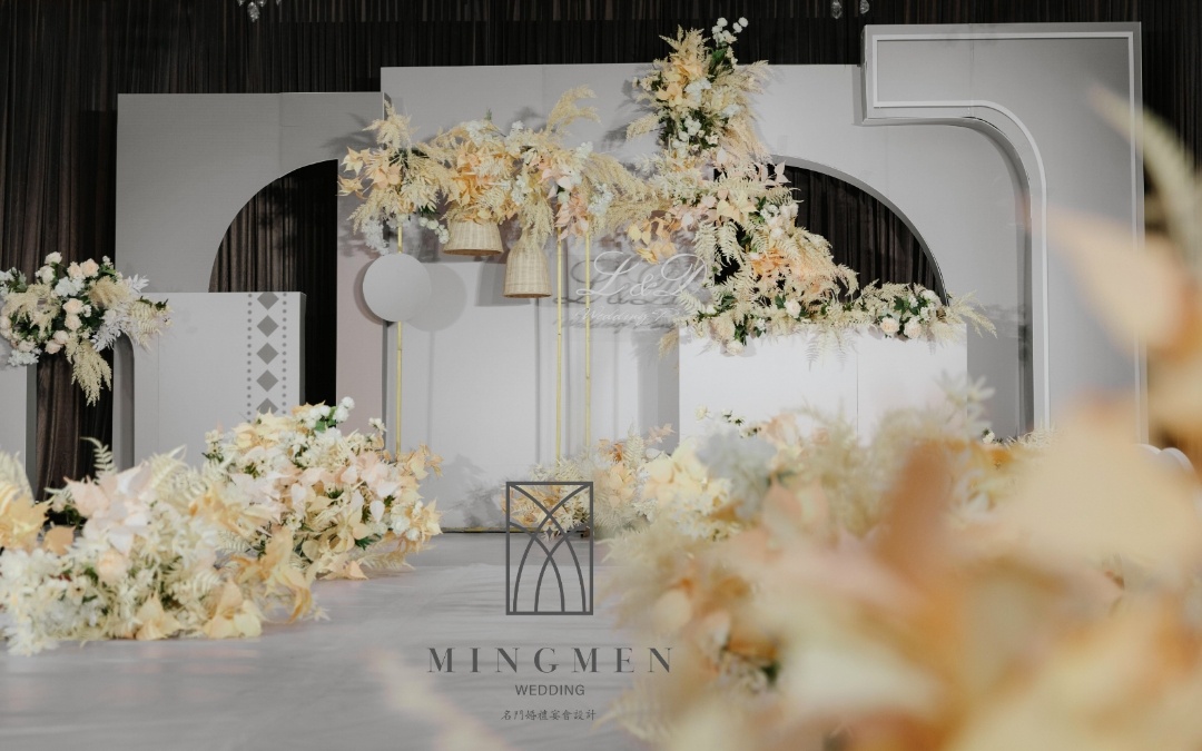 高级灰搭配香槟色花艺，简约干净又不失高级。