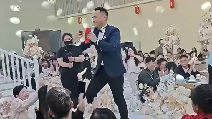 这样的婚礼开场太嗨了吧！