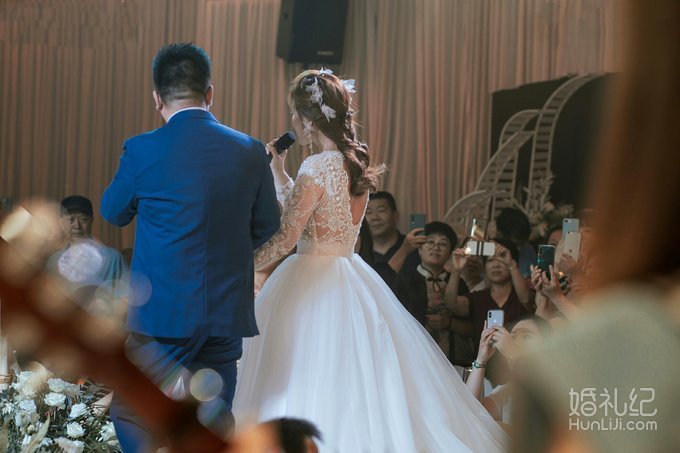 大婚必穿3件礼服，👰🤵一出场全家都夸好看