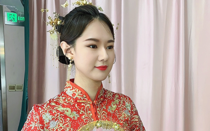 【曼纱婚纱】首席化妆师+3组造型设计+2件伴娘服