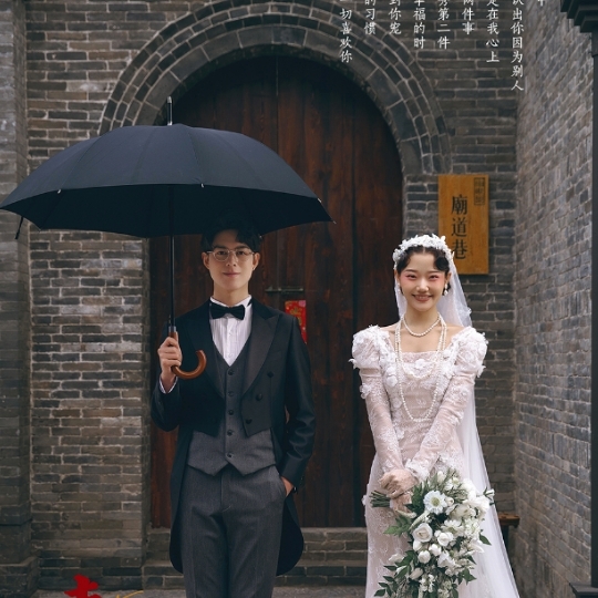 /
穿过红尘，光阴消逝
只愿有你在旁，看日升日落