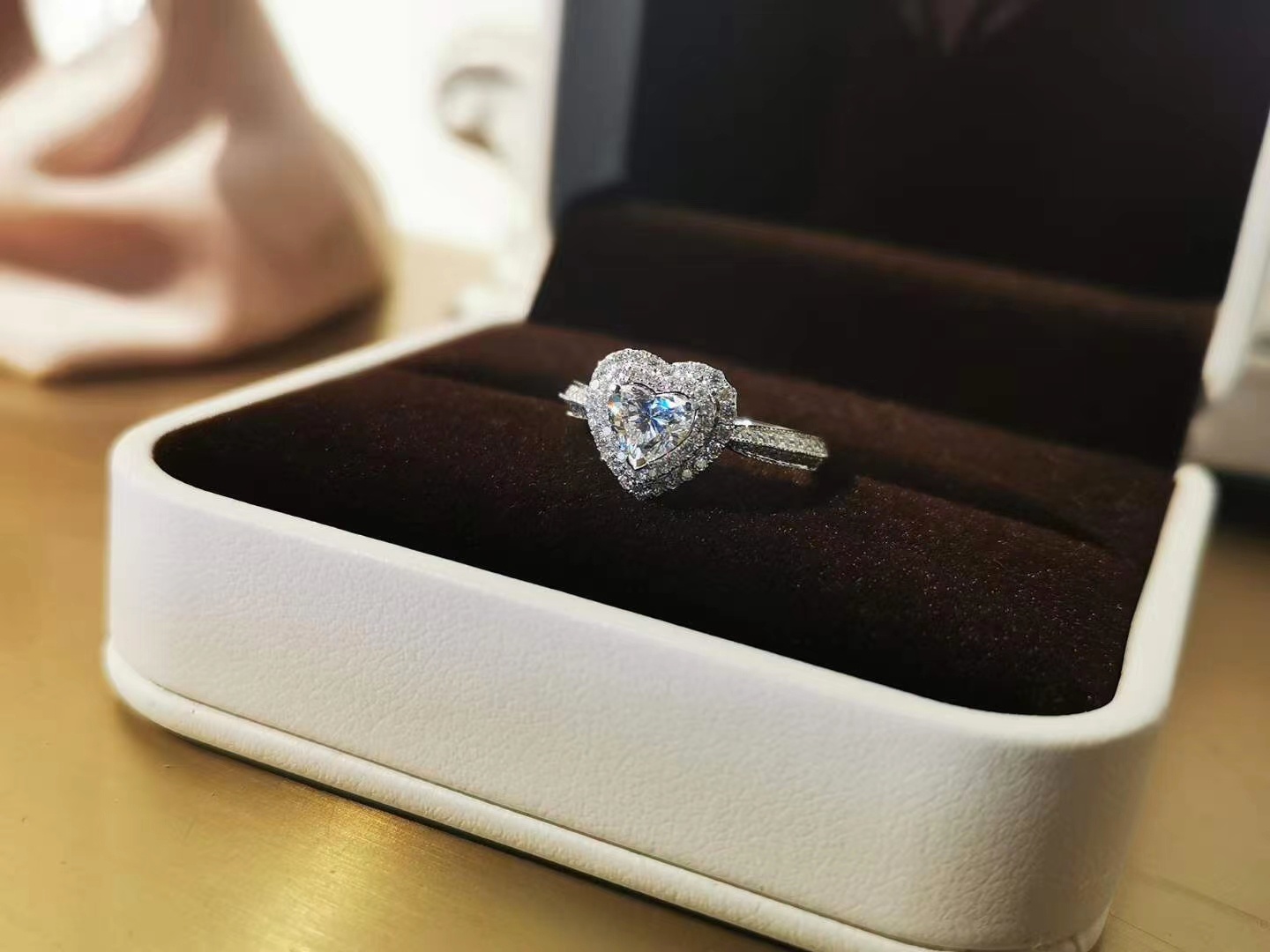哪位公主能抵抗心型钻戒💍的诱惑呢？[酷]