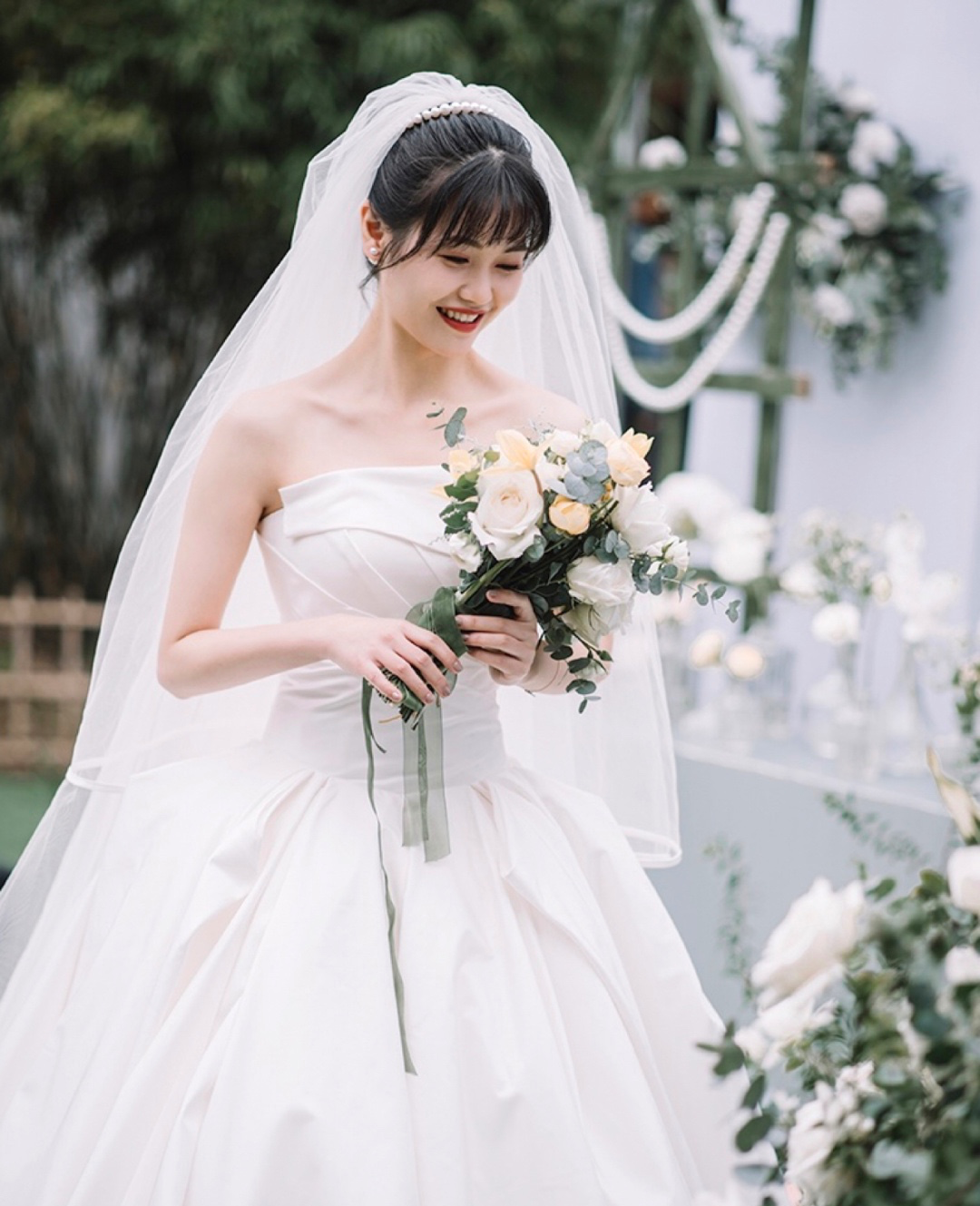 户外森系缎面婚纱整体造型