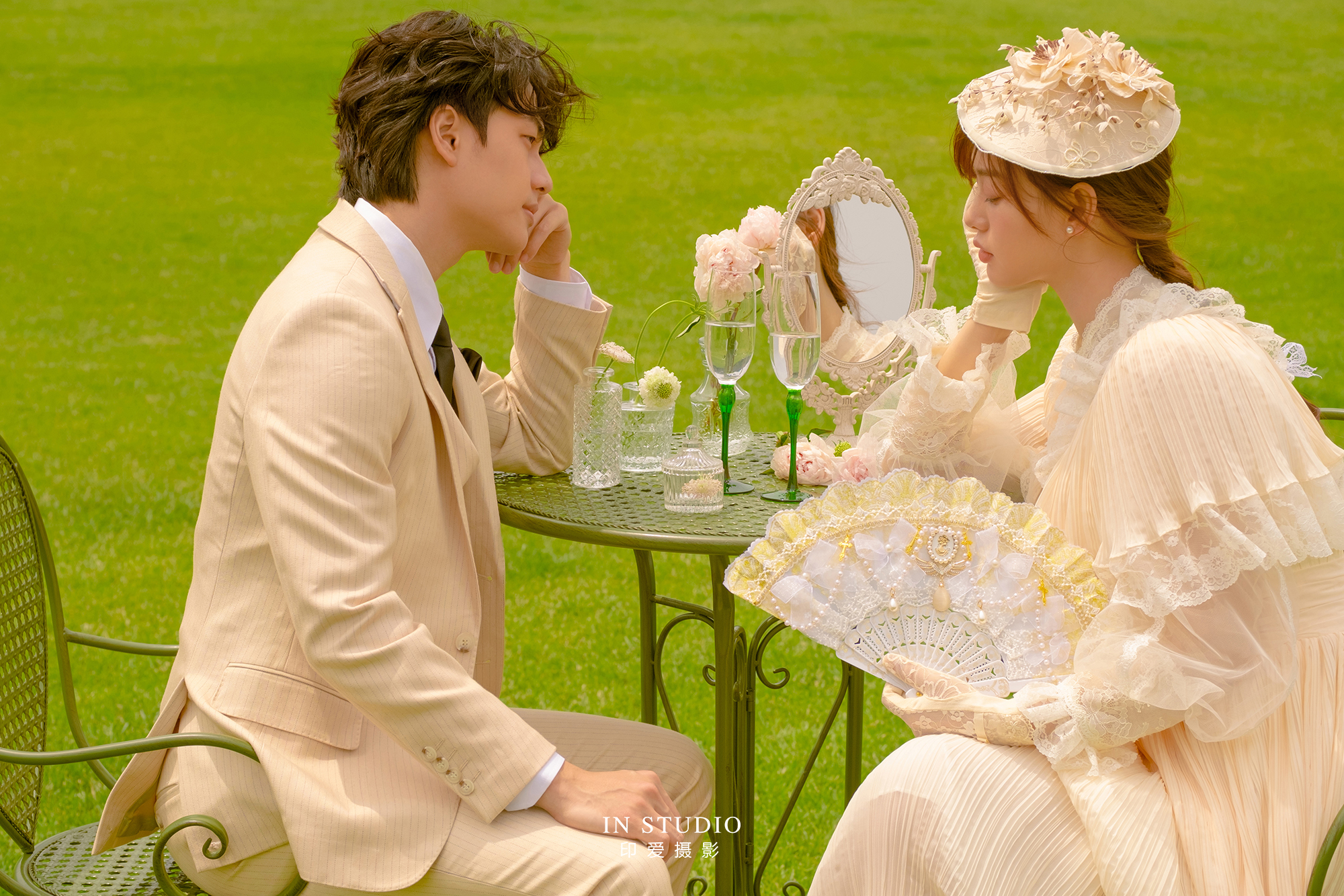 优雅轻法式治愈草坪婚纱照