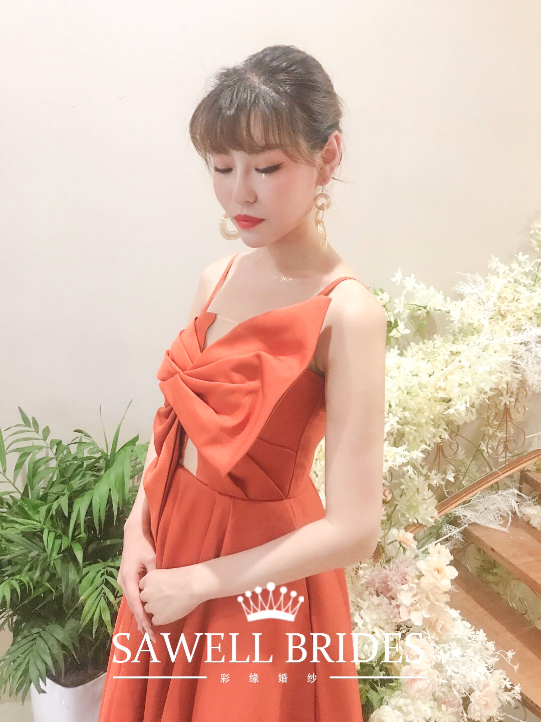 皙白的皮肤
搭配亮橙色设计的布料