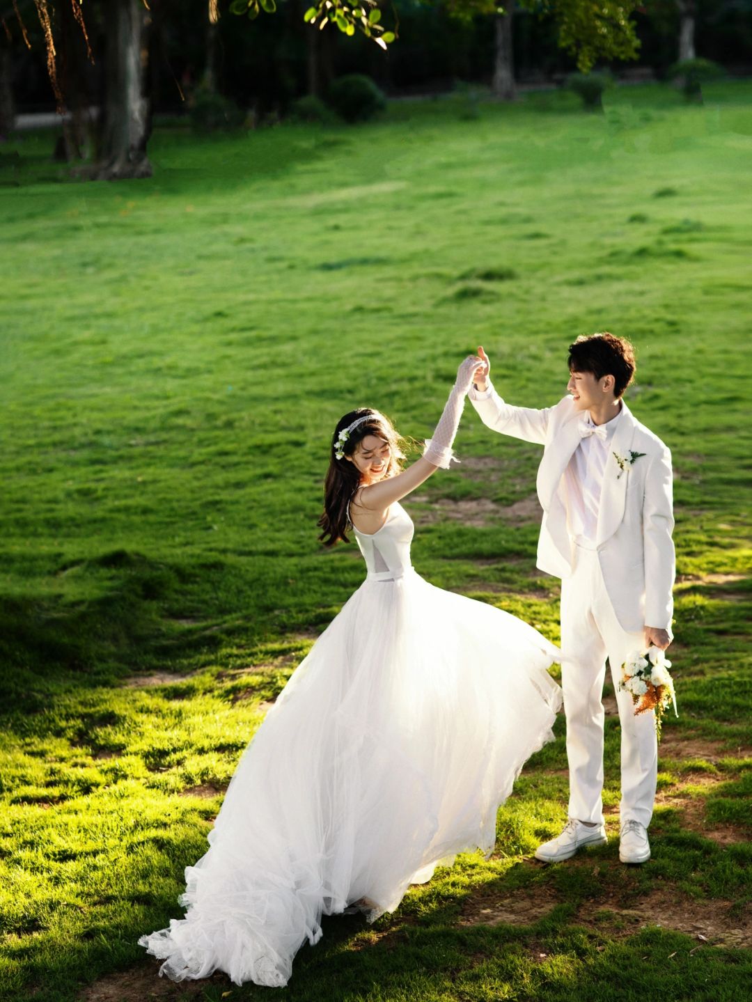户外森系草坪婚纱照
