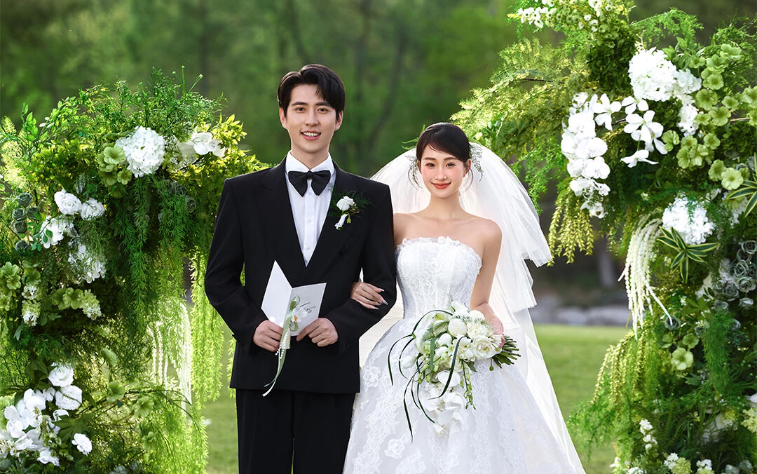 把婚礼现场搬进婚纱照里 仪式感拉满