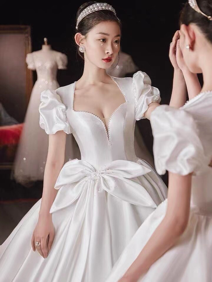 维多利亚跟妆+婚纱或中式+礼服+伴娘服