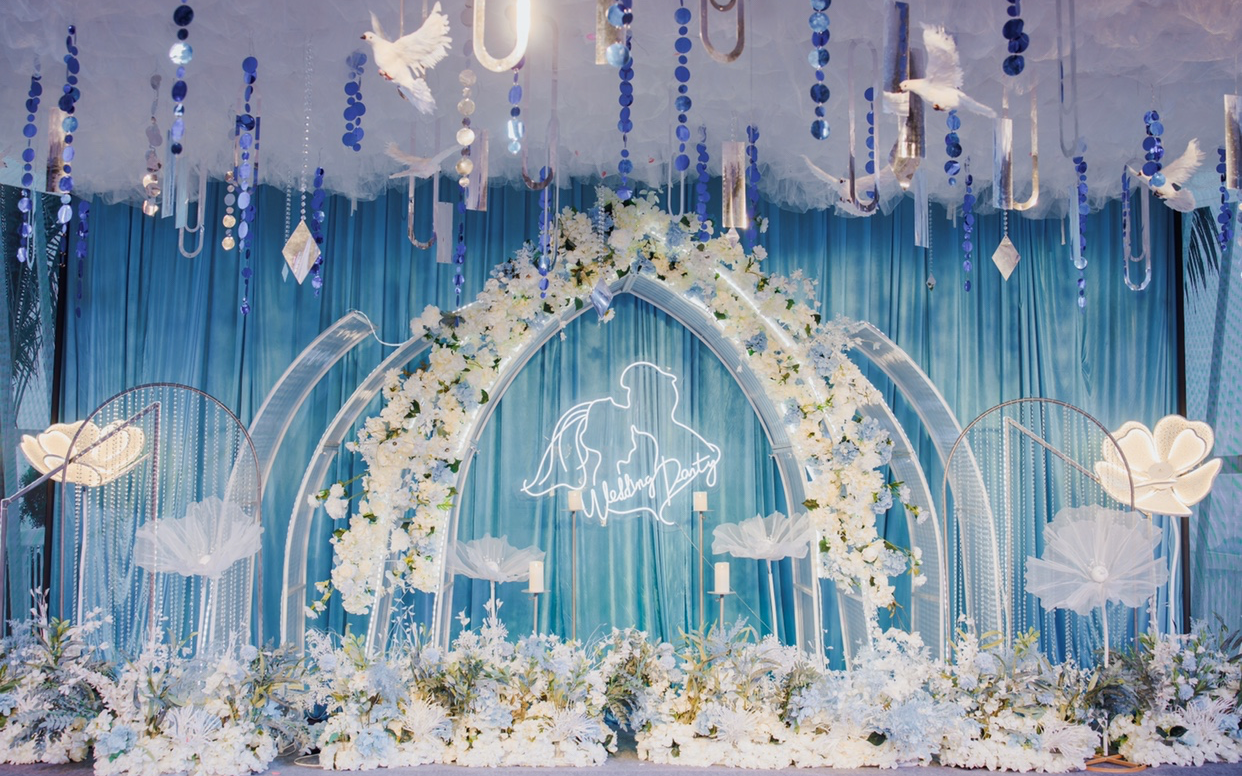 雾霾蓝，教堂取简为美，缥缈仙顶唯有惊艳。