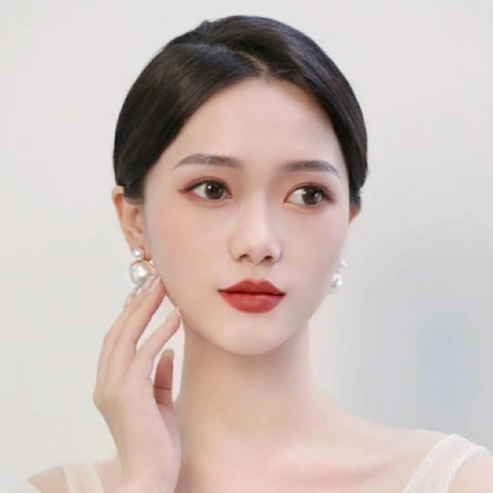 百看不厌的星级妆发
细腻精致的韩式高雅妆容