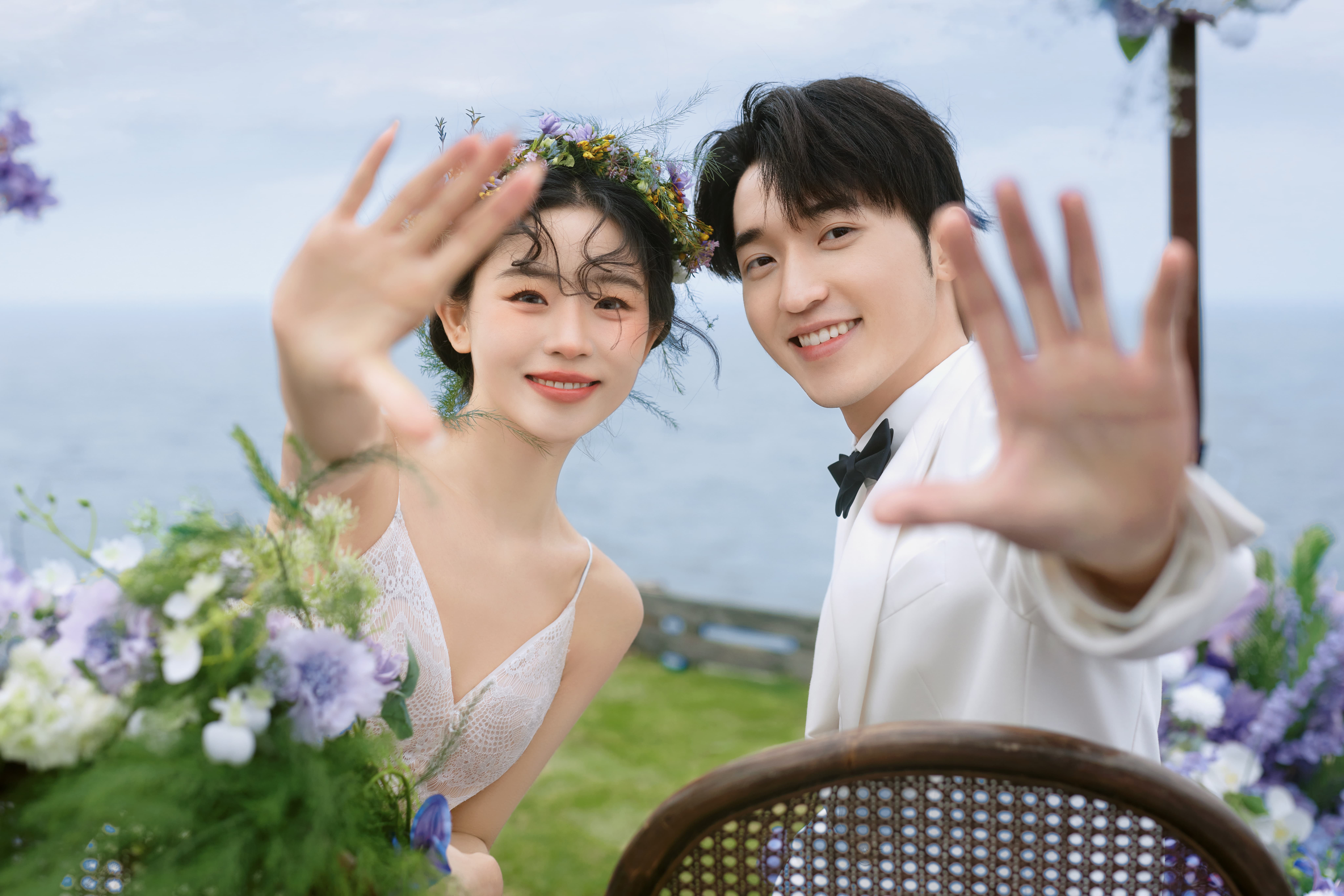 突然就Get到草坪婚纱照的美
