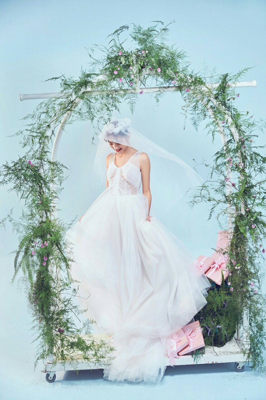 富丽纱婚纱_婚纱情侣头像(2)