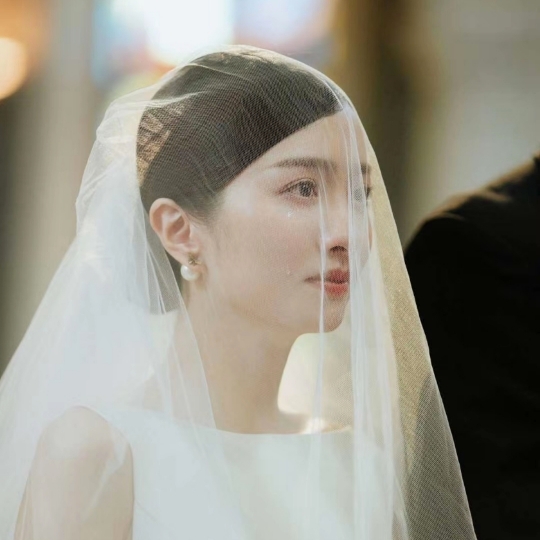 “对我来说幸福就是你开心的笑脸。”
  