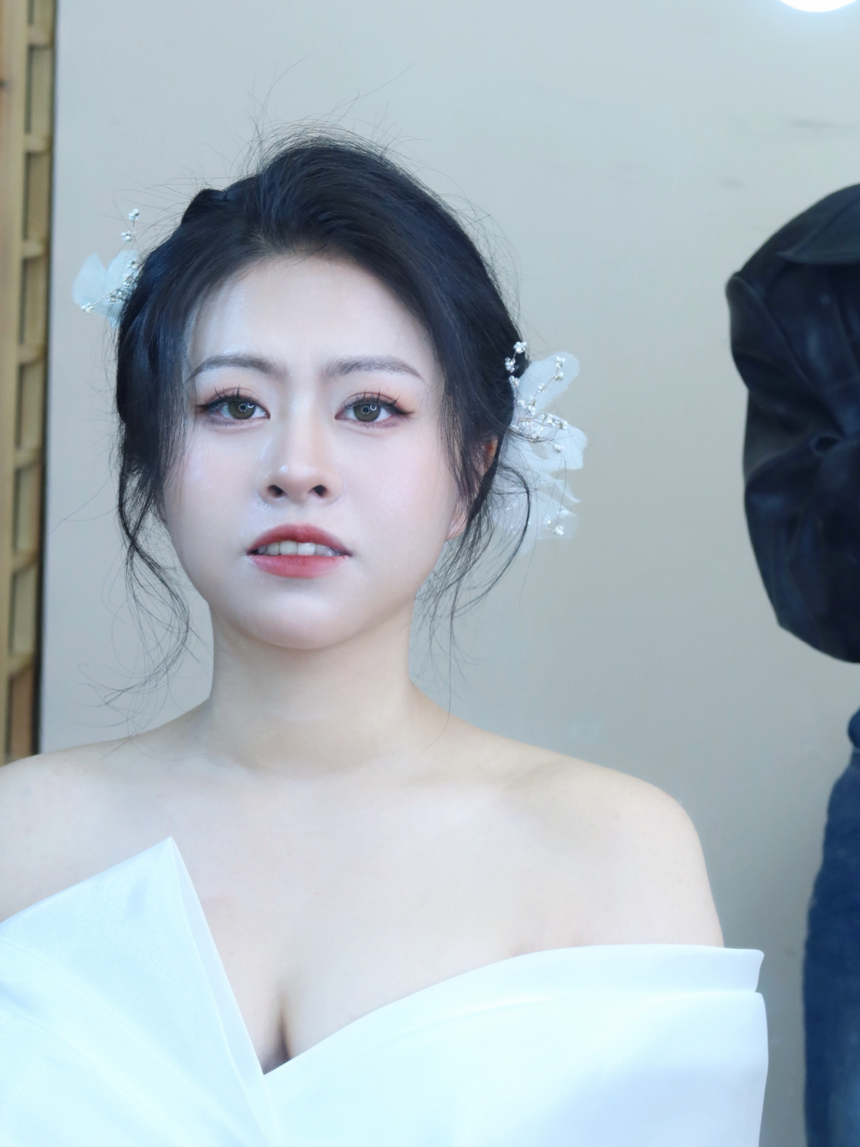 甜美短发迎宾纱造型