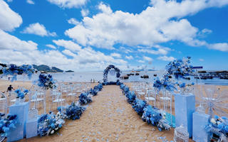 蓝色的天空映着蓝色的海洋与蓝色的婚礼现场溶为现场