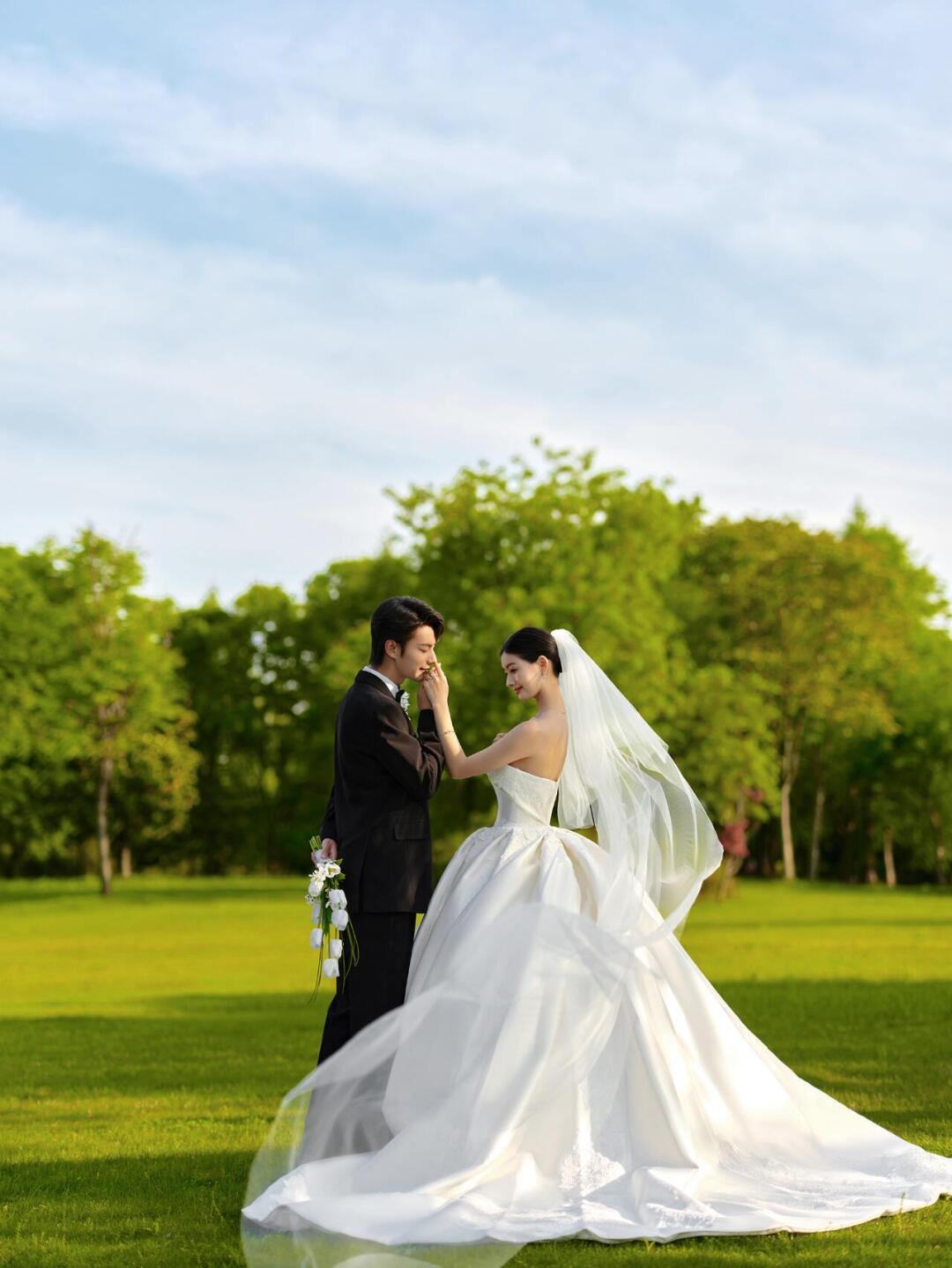 氛围感草坪婚纱照