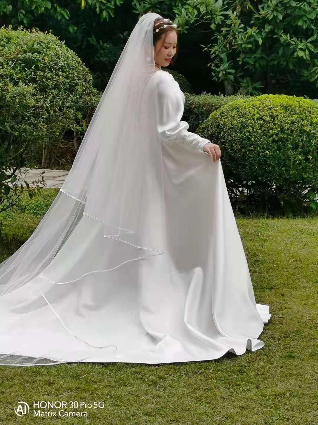 婚礼结束，出秀禾伴郎服婚纱头纱耳饰头饰披肩斗篷