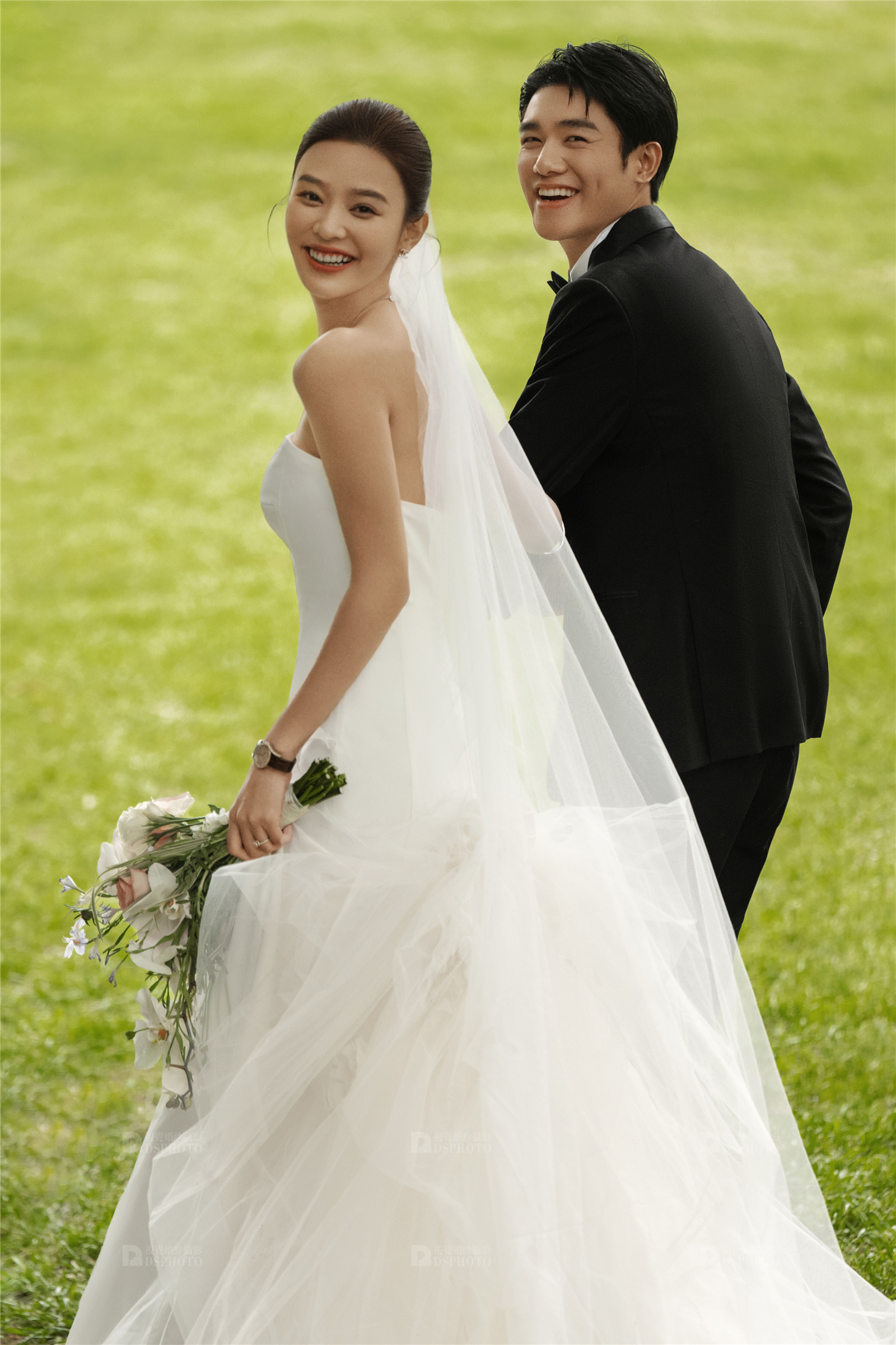 备婚推荐 | 怎样都好看的草坪婚纱照