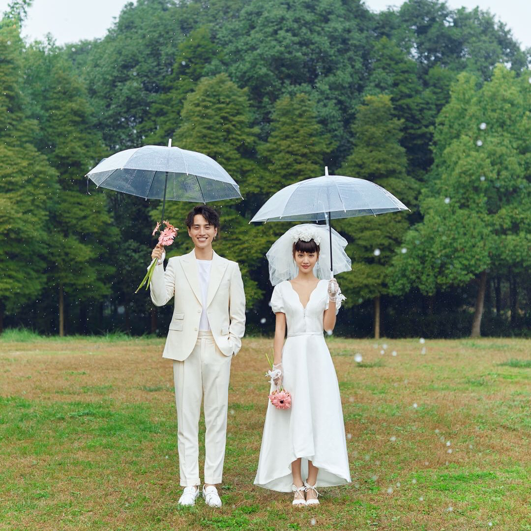 这场小雨像极爱情~雨天婚纱照美爆了！